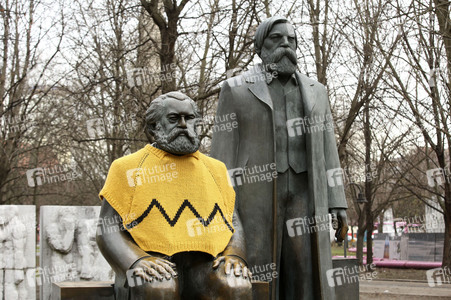 Karl Marx mit Charlie Brown Strickpullover in Berlin