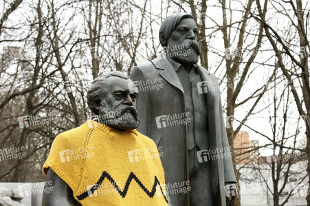 Karl Marx mit Charlie Brown Strickpullover in Berlin