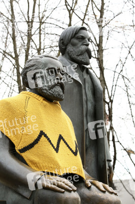 Karl Marx mit Charlie Brown Strickpullover in Berlin