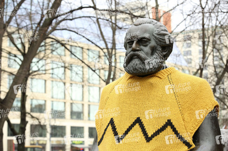 Karl Marx mit Charlie Brown Strickpullover in Berlin