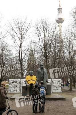 Karl Marx mit Charlie Brown Strickpullover in Berlin
