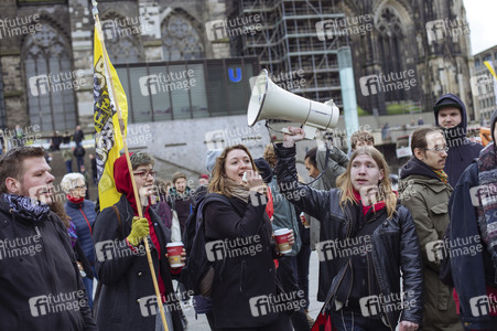 Pro-NRW Kundgebung und linke Gegendemo in Köln