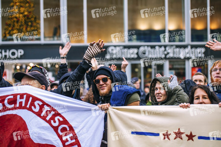 Pro-NRW Kundgebung und linke Gegendemo in Köln