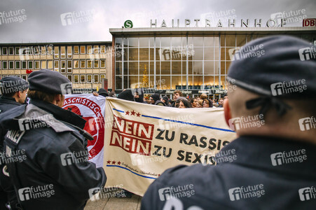 Pro-NRW Kundgebung und linke Gegendemo in Köln