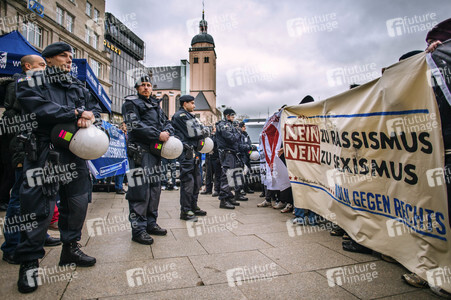 Pro-NRW Kundgebung und linke Gegendemo in Köln