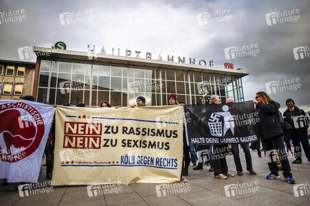 Pro-NRW Kundgebung und linke Gegendemo in Köln