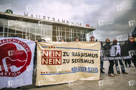 Pro-NRW Kundgebung und linke Gegendemo in Köln