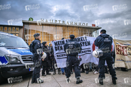 Pro-NRW Kundgebung und linke Gegendemo in Köln