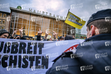 Pro-NRW Kundgebung und linke Gegendemo in Köln