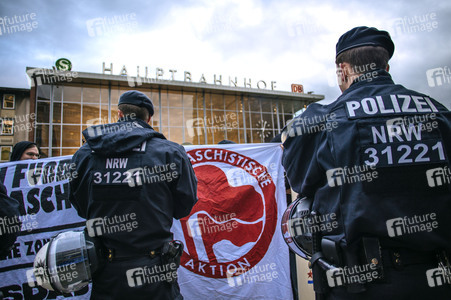 Pro-NRW Kundgebung und linke Gegendemo in Köln