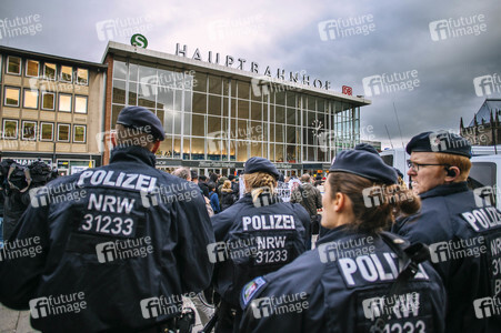 Pro-NRW Kundgebung und linke Gegendemo in Köln