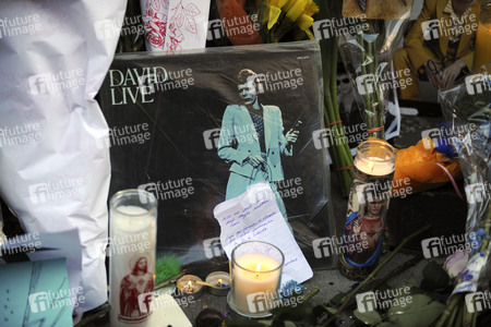 Trauerbekundung vor dem Apartment von David Bowie in New York