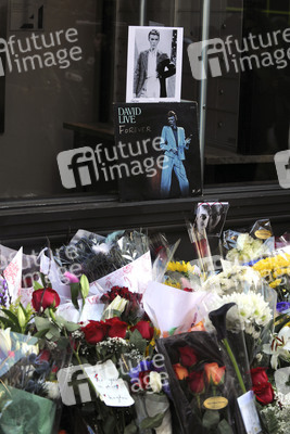 Trauerbekundung vor dem Apartment von David Bowie in New York