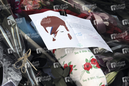 Trauerbekundung vor dem Apartment von David Bowie in New York