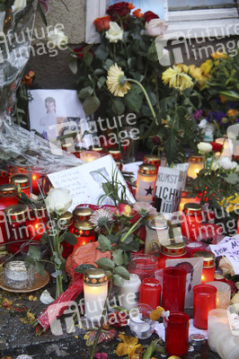 Trauerbekundung vor der ehemaligen Wohnung von David Bowie in Berlin