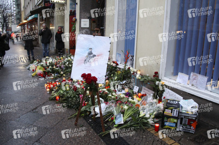 Trauerbekundung vor der ehemaligen Wohnung von David Bowie in Berlin