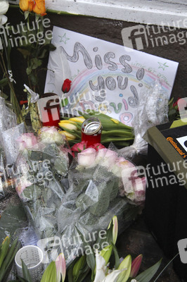 Trauerbekundung vor der ehemaligen Wohnung von David Bowie in Berlin