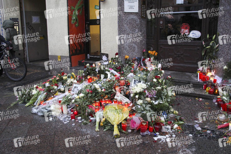 Trauerbekundung vor der ehemaligen Wohnung von David Bowie in Berlin