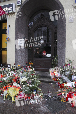 Trauerbekundung vor der ehemaligen Wohnung von David Bowie in Berlin