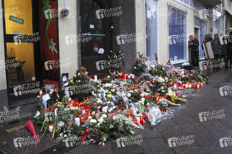 Trauerbekundung vor der ehemaligen Wohnung von David Bowie in Berlin
