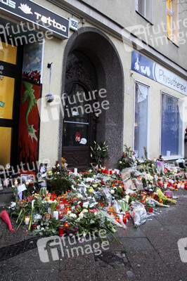 Trauerbekundung vor der ehemaligen Wohnung von David Bowie in Berlin