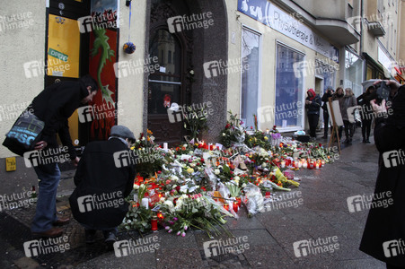 Trauerbekundung vor der ehemaligen Wohnung von David Bowie in Berlin