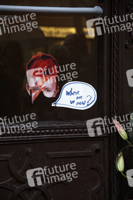 Trauerbekundung vor der ehemaligen Wohnung von David Bowie in Berlin
