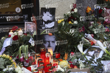 Trauerbekundung vor der ehemaligen Wohnung von David Bowie in Berlin