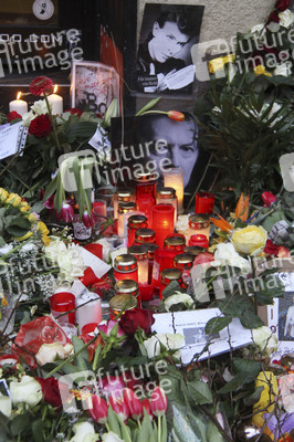 Trauerbekundung vor der ehemaligen Wohnung von David Bowie in Berlin