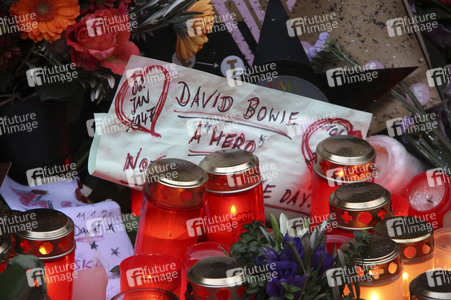 Trauerbekundung vor der ehemaligen Wohnung von David Bowie in Berlin