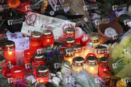 Trauerbekundung vor der ehemaligen Wohnung von David Bowie in Berlin