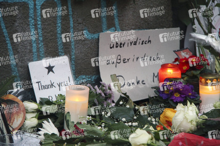 Trauerbekundung vor der ehemaligen Wohnung von David Bowie in Berlin