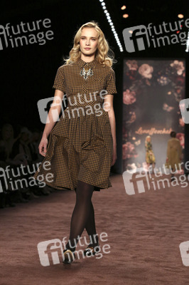 Lena Hoschek Fashion Show auf der Mercedes-Benz Week Autumn/Winter 2016 in Berlin