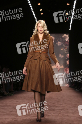 Lena Hoschek Fashion Show auf der Mercedes-Benz Week Autumn/Winter 2016 in Berlin