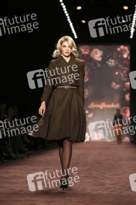 Lena Hoschek Fashion Show auf der Mercedes-Benz Week Autumn/Winter 2016 in Berlin