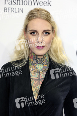 Rebekka Ruetz Fashion Show auf der Mercedes-Benz Fashion Week Autumn/Winter 2016 in Berlin