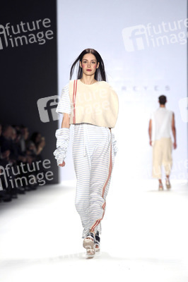 Xavi Reyes presented by Mercedes-Benz & Elle Fashion Show auf der Mercedes-Benz Fashion Week Autumn/Winter 2016 in Berlin