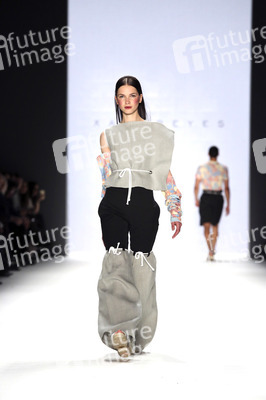 Xavi Reyes presented by Mercedes-Benz & Elle Fashion Show auf der Mercedes-Benz Fashion Week Autumn/Winter 2016 in Berlin