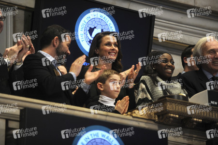 Bridget Moynahan äutet die NYSE Closing Bell in New York