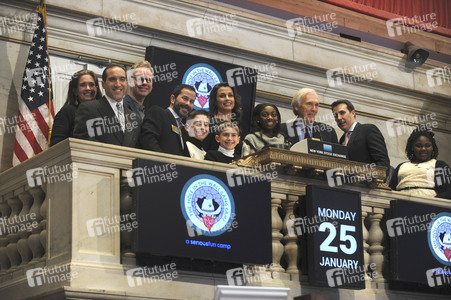 Bridget Moynahan äutet die NYSE Closing Bell in New York