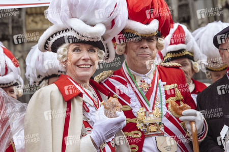 Henriette Reker und die Roten Funken in Köln