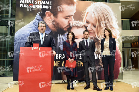 Pressekonferenz und Plakatvorstellung mit Sigmar Gabriel