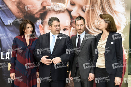 Pressekonferenz und Plakatvorstellung mit Sigmar Gabriel