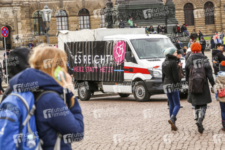 Gegendemonstration zu Pegida in Dresden