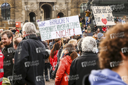 Gegendemonstration zu Pegida in Dresden