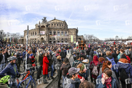 Gegendemonstration zu Pegida in Dresden