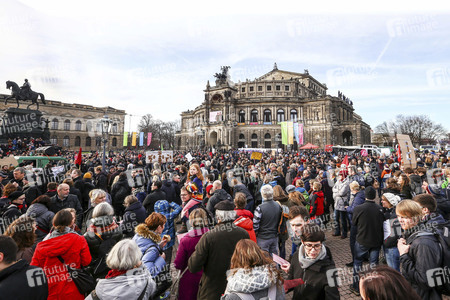 Gegendemonstration zu Pegida in Dresden