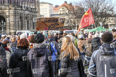 Gegendemonstration zu Pegida in Dresden