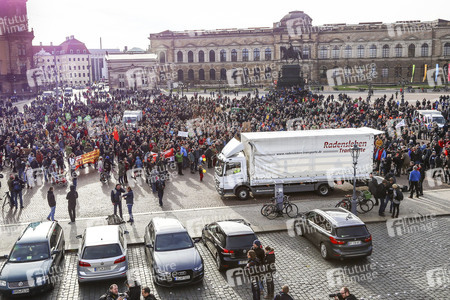 Gegendemonstration zu Pegida in Dresden