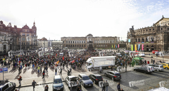 Gegendemonstration zu Pegida in Dresden